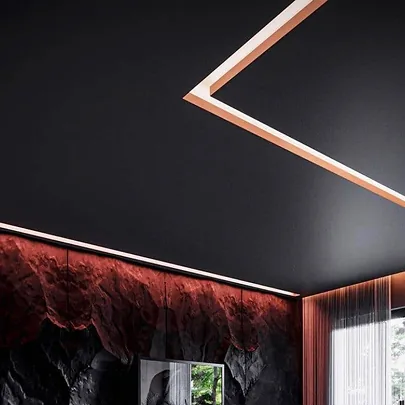 Raum mit dunkler Decke und LED-Lichtleiste